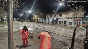Heladas en el Alto Valle: en Neuquén capital ya hubo accidentes y tuvieron que adelantar el operativo «hielo»