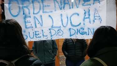 Trabajadores municipales agrupados en ATE llevaron su reclamo al edificio municipal. Foto: gentileza