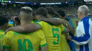 El incómodo momento que protagonizó el entrenador de Brasil antes de los penales contra Uruguay