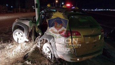 Perdió el control y colisionó con un poste a metros de una estación de servicio. Foto: Gentileza Policía de Neuquén. 
