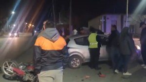 Un joven motociclista grave tras chocar sin casco con un auto en Huergo: lo derivaron a Regina