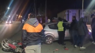 Un joven motociclista grave tras chocar sin casco con un auto en Huergo: lo derivaron a Regina