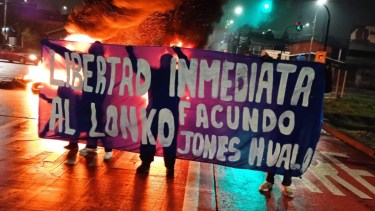 Jóvenes mapuche exhibieron una bandera pidiendo la liberación de Jones Huala, en la región de la Araucanía, en Chile. 
