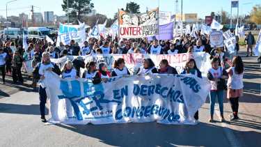 El gremio docente se movilizó este martes en Viedma y Cipolletti, mientras que en Bariloche debió suspender las actividades por las condiciones climáticas.