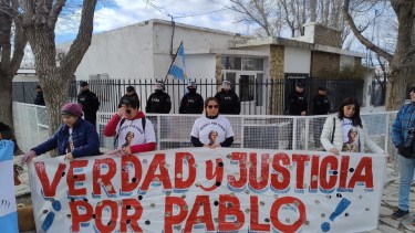 Con vallas y policías equipados para reprimir manifestantes: así estaba el juzgado federal de Zapala. (Gentileza)