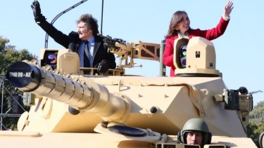 El presidente dio un paseo en un tanque moderno. 