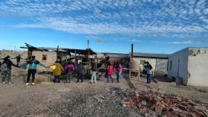 Emotivo abrazo al local de la CCC incendiado en el norte de Roca