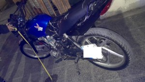 Policías asistieron a una mujer tras caerse de una moto y quedó detenida por que la había robado, en Roca