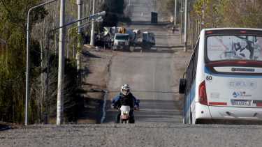 La calle Crouzeilles se transformará en una avenida asfaltada de más de 3 kilómetros en la zona de ingreso del aeropuerto (foto Matias Subat)
