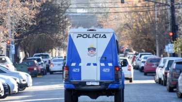 Le robó a su vecina millones en joyas, pesos y dólares en Neuquén: lo imputaron y buscan a sus cómplices