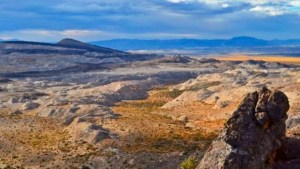 Senderismo geológico por un extraño y bello paisaje del norte neuquino