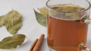 Los beneficios del té de canela y laurel: por qué hay que tomarlo de noche
