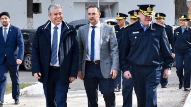 El gobernador Figueroa y el ministro Nicolini, en un acto en la Policía de Neuquén. (Gentileza)