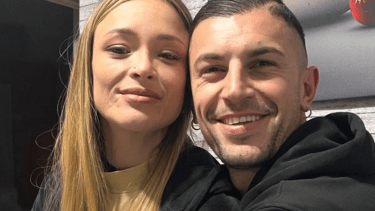El futbolista y la policía iniciaron un noviazgo, según contó Galesio en sus redes sociales. 