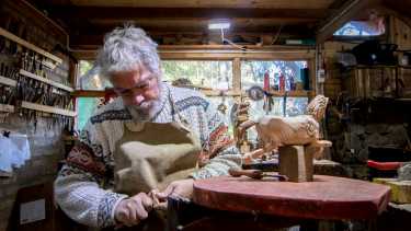 Ruben Rodriguez es escultor y artesano de la madera en El Bolsón. Foto: gentileza Marcos Aramburu. 