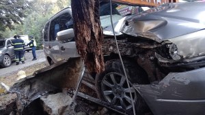 Choques, despistes y vuelcos sobre Ruta 40 en Neuquén y Río Negro: el «hielo negro» complica el tránsito