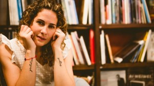 Tras el golpe de la viudez temprana, Sabrina encontró un refugio en la escritura