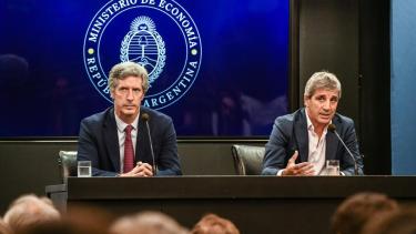 Tarjeta roja. El mercado le da la espalda a la negativa del gobierno a devaluar, y a la falta de certezas sobre el cepo.