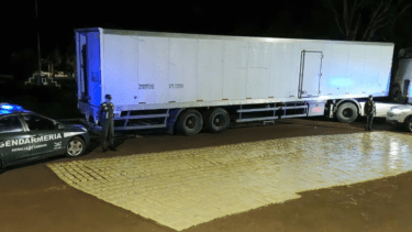 Se confirmó la presencia de 2.016 kilos de “cannabis sativa”, distribuidos en 1.923 paquetes rectangulares. 