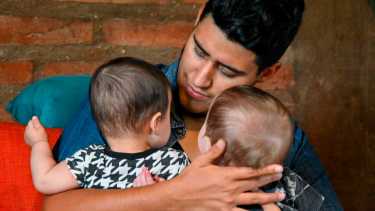 Como hombre trans, Ian Rubey amamantó a sus bebés manteniendo su identidad de género.  Foto: gentileza Diario Jornada