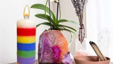El ritual de la vela de los siete colores se aprovecha para atraer buena energía.-