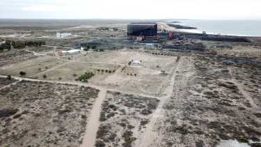 La zona de Punta Colorada, con su ex-muelle mineralero, vuelve a concentrar la atención por las tareas para exportar petróleo de Vaca Muerta. Foto Archivo