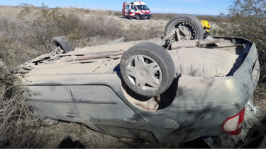 Impactante vuelco en la Ruta 2 de Río Negro: dos personas fueron trasladadas a San Antonio Oeste