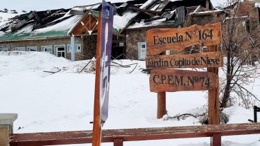 Comienza el proceso para recuperar la única escuela de Caviahue. Crédito gobierno de Neuquén. 