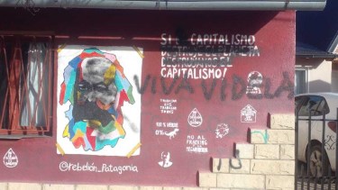 Pintaron "Viva Videla" en el local del Frente de Izquierda de Bariloche. Foto: Gentileza.