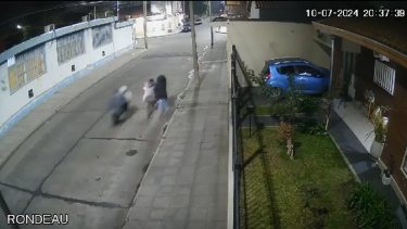 Las cámaras de seguridad capturaron el momento en que la madre intentaba huir con el niño.