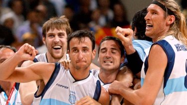 Ginóbili recordó la mítica jugada final ante Serbia y Montenegro en Atenas 2004.