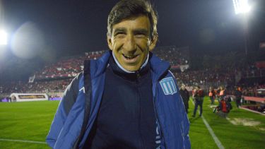 El director técnico de Racing se fue feliz del Coloso Marcelo Bielsa y después prendió el ventilador. (FBaires)