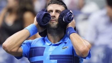 El serbio sufrió con el calor y las lesiones, pero sigue su marcha para defender la corona. (AFP)