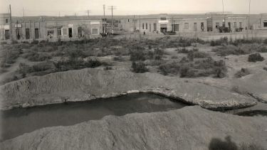 Calle Sarmiento. Un parque Central con lagunas y tranqueras. La zona vital del desarrollo comercial de la capital del Territorio. (FOTO: Archivo)