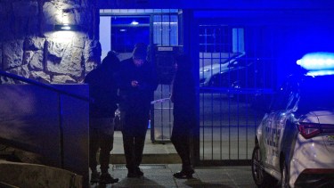 Personal de la fiscalía en turno estuvo el viernes por la noche en el edificio de Bariloche, donde hallaron el cadáver para coordinar la tarea de los peritos. (foto Marcelo Martínez)