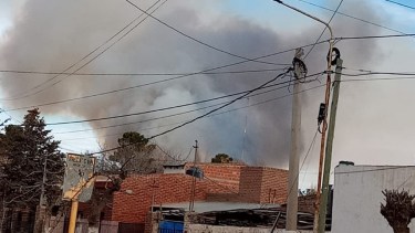Vecinos tomaron la imagen del incendio en Cinco Saltos. Foto Gentileza Seny Radio.