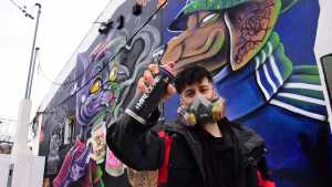 Bardo, el grafitero que hace hablar a las paredes de Neuquén con estallidos de colores