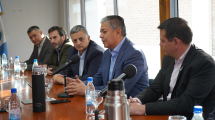 Imagen de YPF construirá un ducto para llevar gas natural a Añelo: Horacio Marín y Rolando Figueroa firmaron el acuerdo