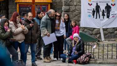 Emotivo pedido de justicia por los hermanos Linares y sus hijos en Bariloche. Foto: Marcelo Martinez / Patagonia