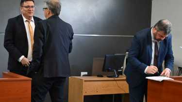 Lucas Pica -izquierda- charla con el Procurador Jorge Crespo. El presidente del Consejo de la Magistratura Sergio Ceci firma el acta de la sesión en Cipolletti. (Florencia Salto) 