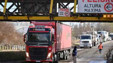 El choque al puente ferroviario fue la razón por la cual se suspendió el servicio. 
