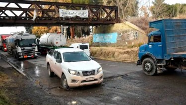 Hay camiones de gran tamaño que ciruculan  por calles de la ciudad porque no pueden pasar por debajo del puente ferrocarretero en Cipolletti. 