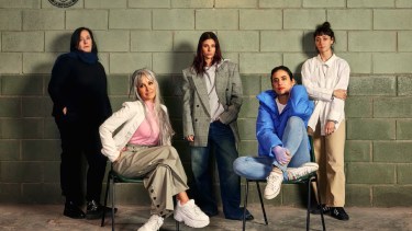 Ana Garibaldi, Erika de Sautu Riestra, Valentina Zenere, Carolina Ramírez y Camila Peralta, protagonistas de "En el barro". (Bruno Ilusorio/ Netflix)
