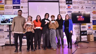 Los estudiantes ganadores del pitch abierto.