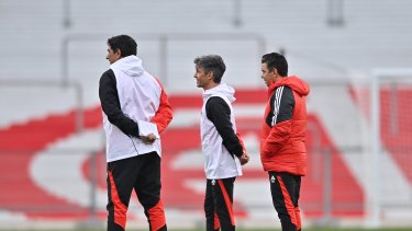 Gallardo dirigió la primera práctica en River junto a su cuerpo técnico. 