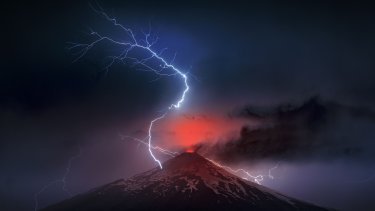 El volcán Villarrica visto de forma impresionante por el "cazador de volcanes" de Chile.