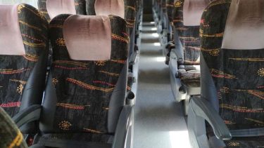 Murió un hombre de Neuquén en el baño de un colectivo.