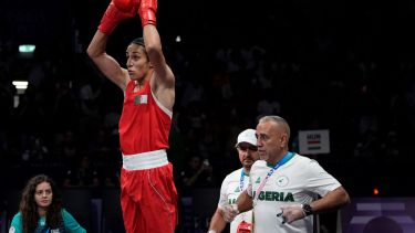 Imane Khelif no dejó dudas y ganó en fallo unánime, para meterse en las semifinales de París 2024. (AFP)
