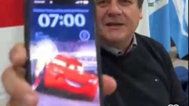 El intendente de Neuquén y su particular fondo de pantalla.
