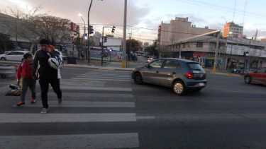En seis puntos de la avenida Mosconi (ex ruta22) no se podrá girar más a la izquierda (foto Oscar Livera)